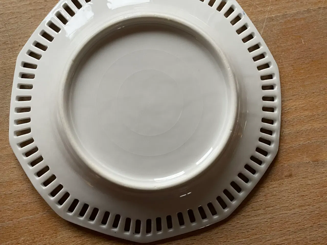 Billede 3 - Fattigmands musselmalet Sidetallerkner m/hulmønste