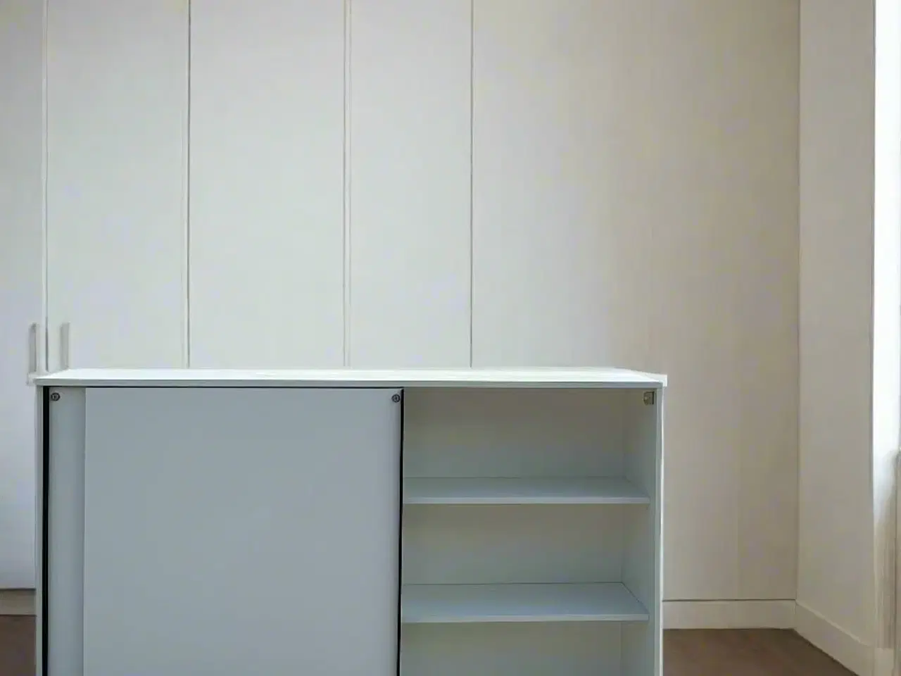 Billede 2 - Opbevaringsskab (m. Skydelåger)