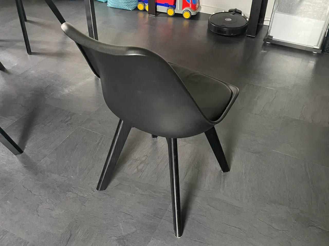 Billede 2 - 10 spisebordsstole i sort med mørke træben