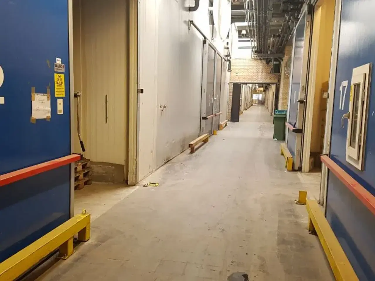 Billede 2 - Store lette alu porte til køle/lagerrum