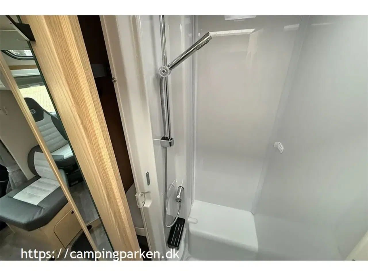 Billede 13 - 2026 - SunLight   Ny grundplan med enkeltsenge, sænkeseng og under 7 meter, med automatgear