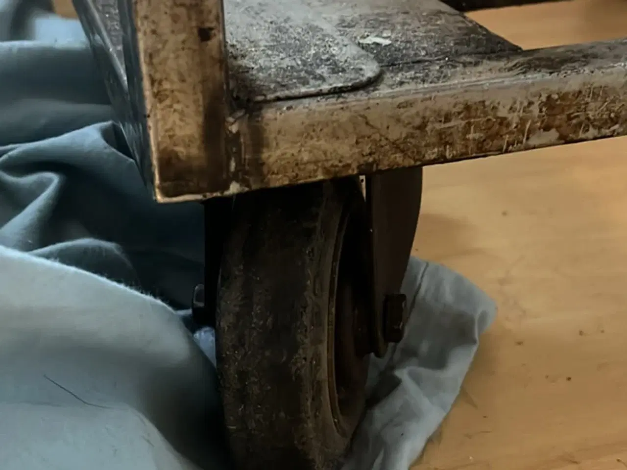 Billede 2 - 4 Gastro stikvogne med 18 hylder og hjul 