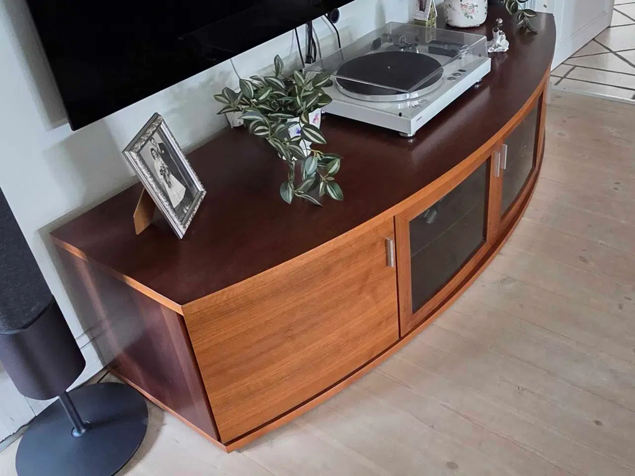 Billede 1 - Tv bord i valnød 