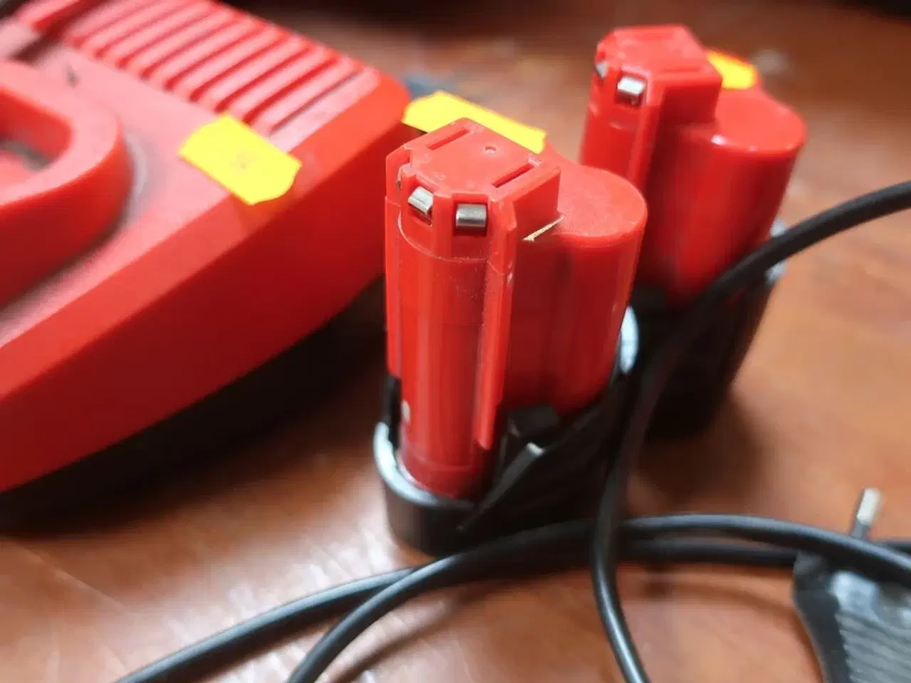 Billede 2 - Oplader MILWAUKEE inkl. 2 stk. batterier
