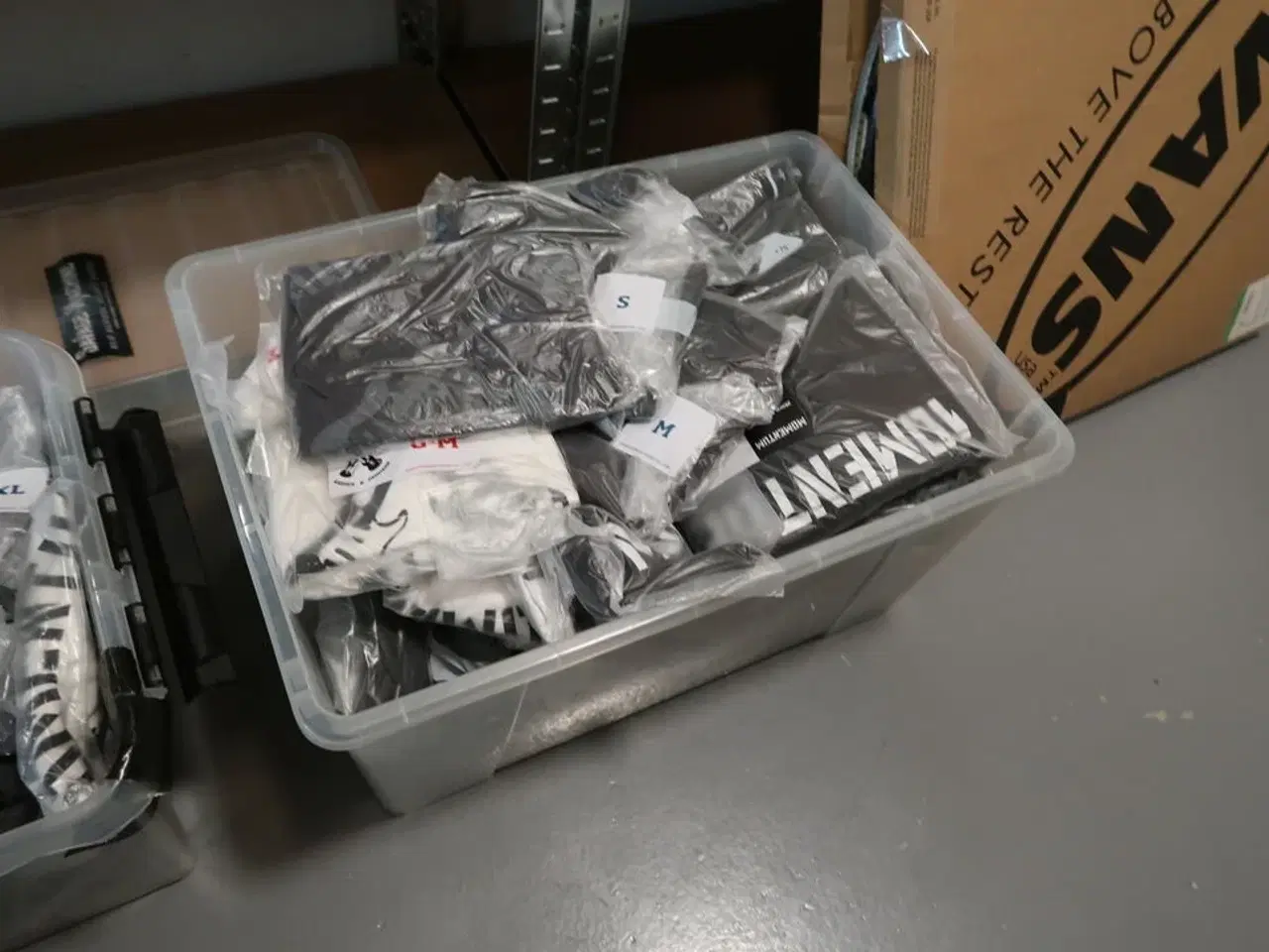 Billede 7 - Taske, div. Elektronik, div. Merchandise tøj m.m.