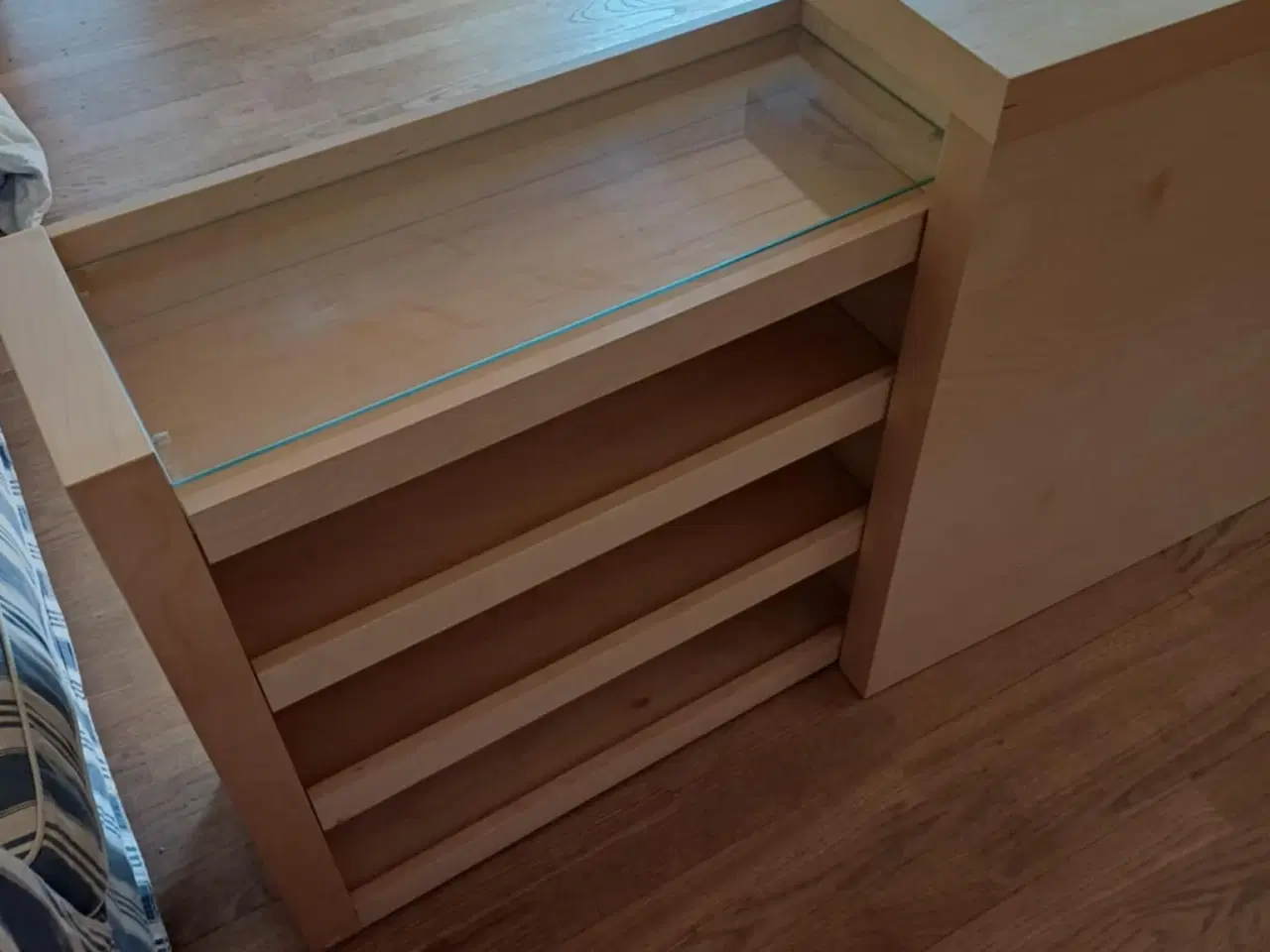 Billede 3 - Sengegavl med opbevaring – IKEA