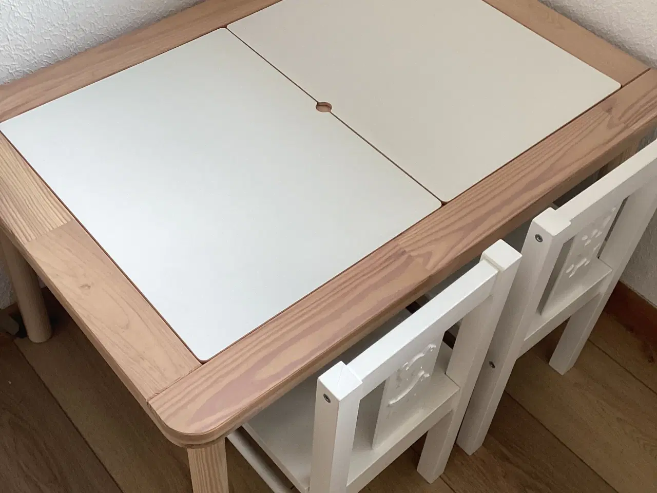 Billede 1 - Legebord med stole