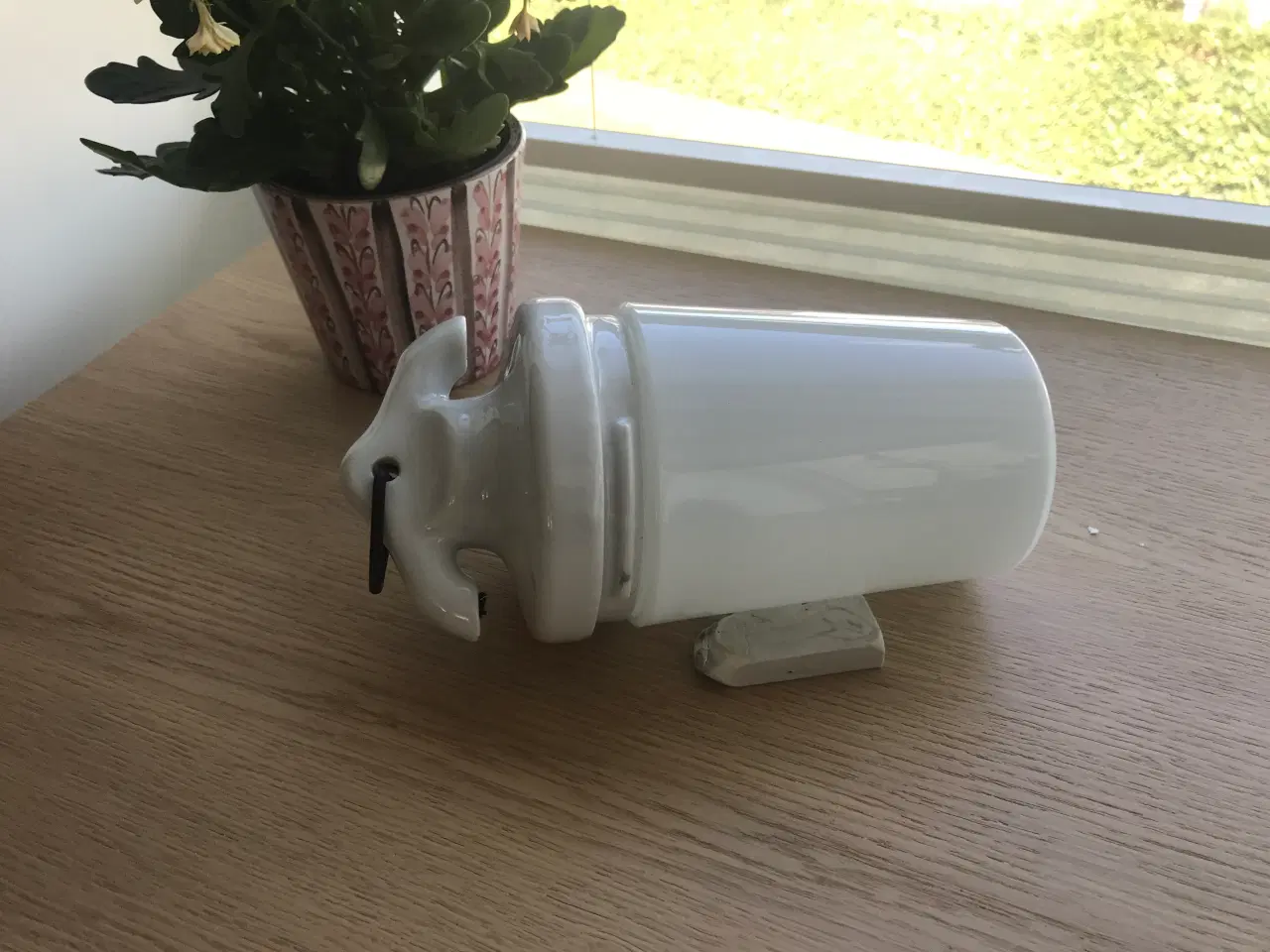 Billede 2 - Gl. lampe, porcelænsfatning, glas skærm og ophæng
