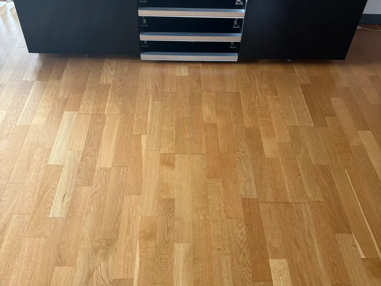 Billede 2 - TV bord med underskabe