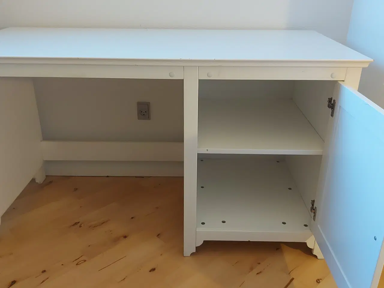 Billede 3 - Hvidt skrivebord med skab