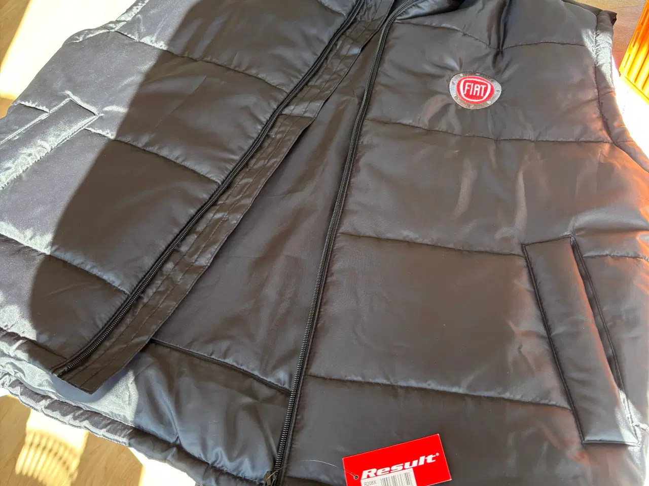 Billede 2 - Herre vest med Fiat logo på. xxxl