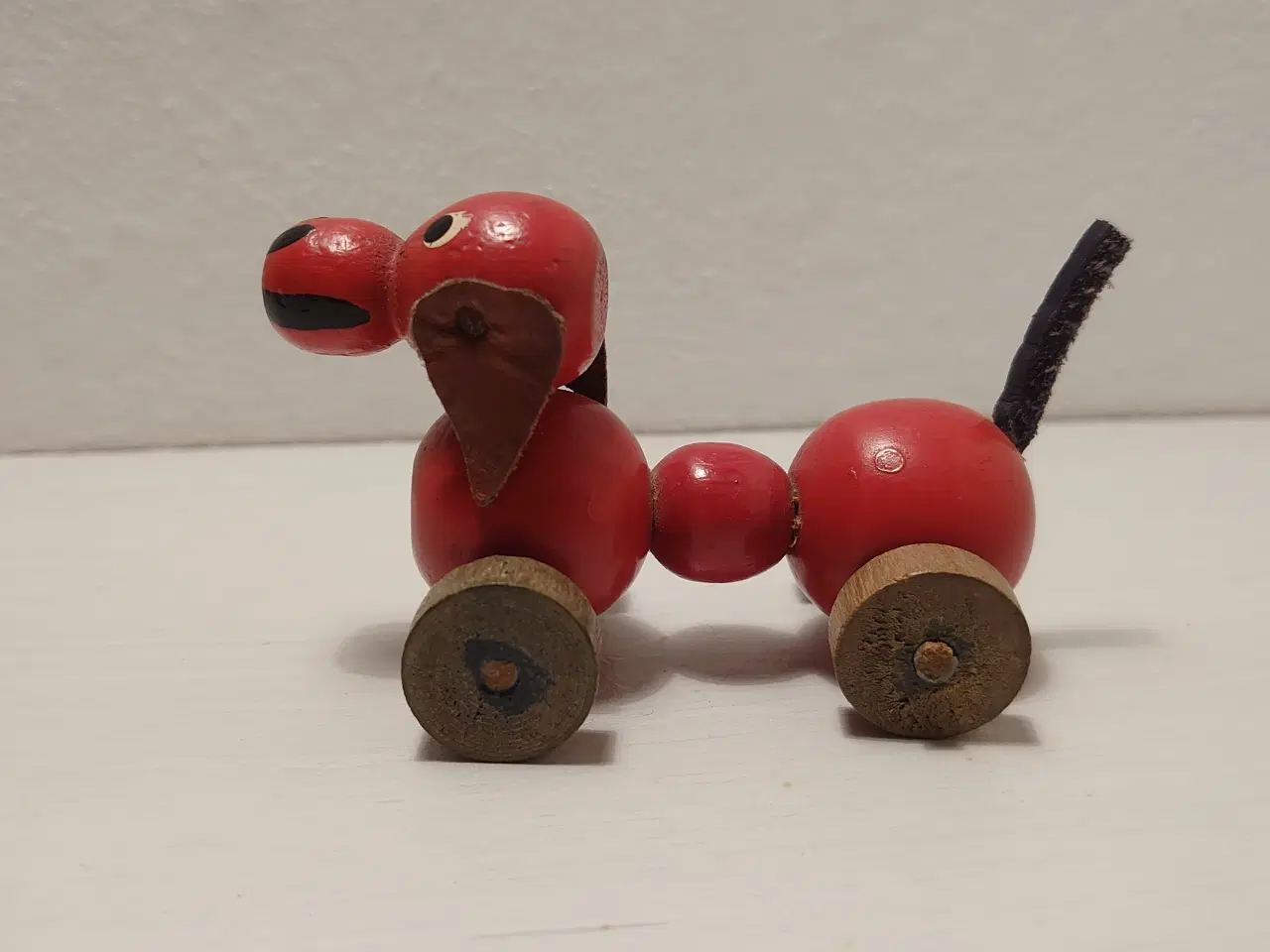 Billede 1 - Gammel træhund på hjul m. skindører og læderhale 