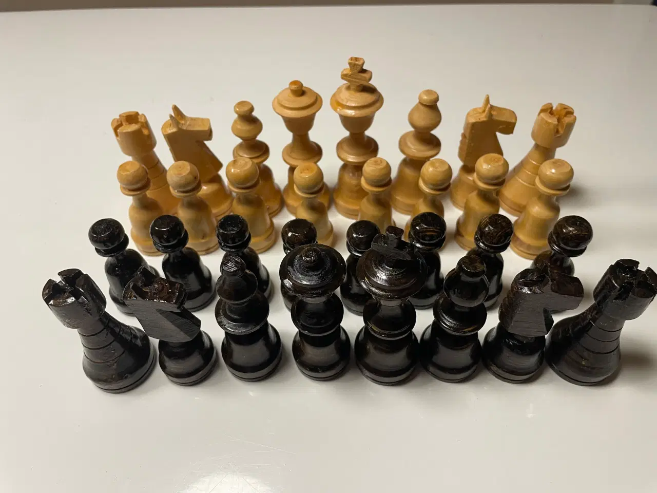 Billede 2 - Skakbrikker i træ.