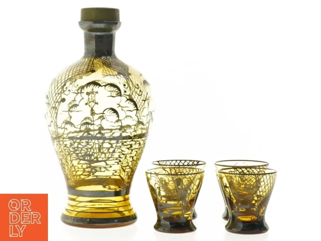 Billede 1 - Antik Sølvdekoreret Karaffel i ravfarvet glas med 4 drikkeglas (str. 18 cm)