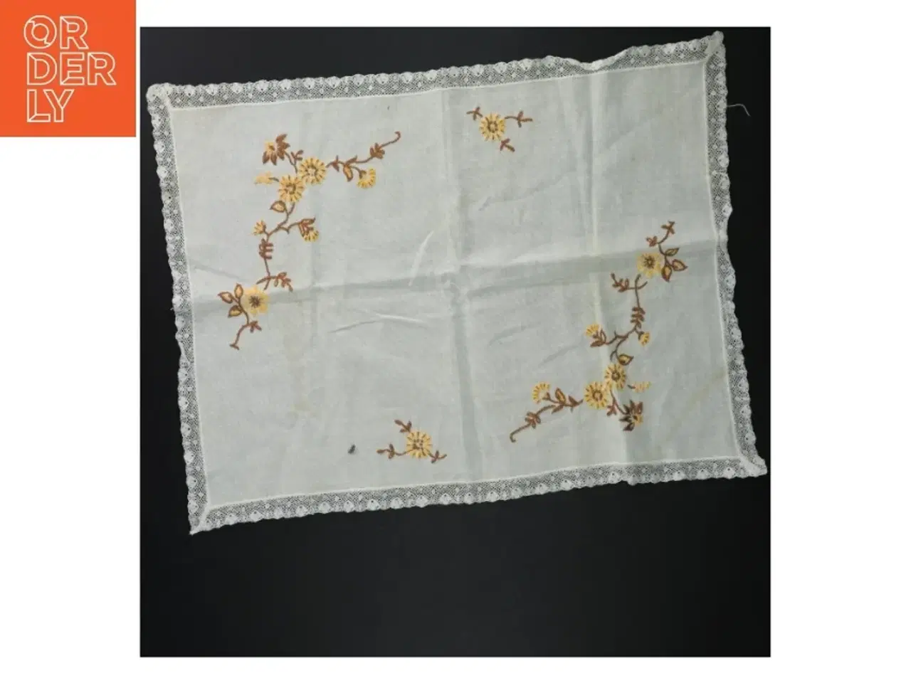 Billede 2 - Broderet serviet med blomstermønster og blondekant (str. 31 x 45 cm)