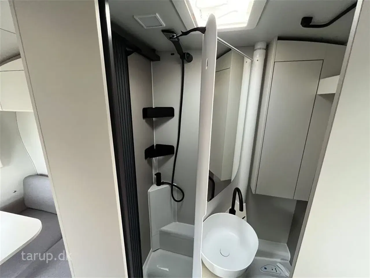 Billede 18 - 2026 - Adria Action 391 PD   Tværstillet dobbeltseng, L-siddegruppe, LED-kanallys, TV-holder,  alufælge, panorama-vindue, stort køleskab, el-gulv-varme, Truma Combi 4