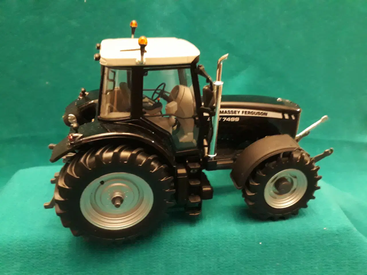 Billede 2 - Sort Massey Ferguson 7499 Traktor