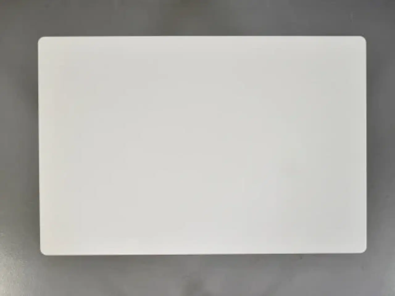 Billede 5 - Scan office hæve-/sænkebord med hvid laminat, gråt stel og kabelbakke, 120 cm.