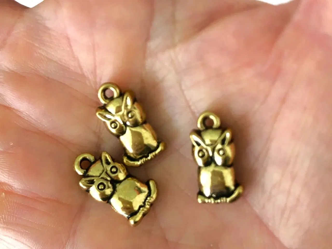 Billede 2 - 3 gyldne charms med ugler