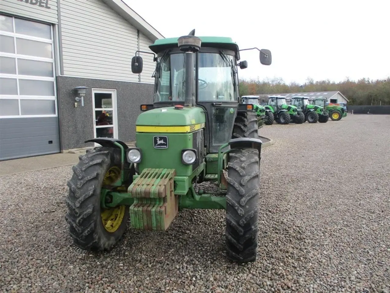 Billede 16 - John Deere 2850 Med nye bagdæk på og orginale 50kgs frontvægte monteret.