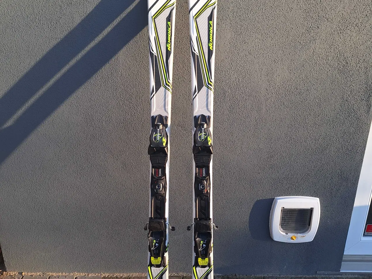 Billede 1 - Carvingski brugt få gange sælges. 