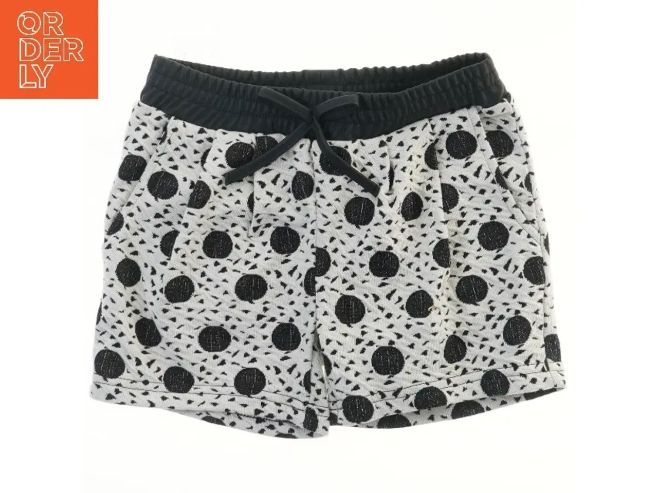 Billede 1 - Hvide shorts med sorte prikker og elastik i taljen fra Koin (str. 110)