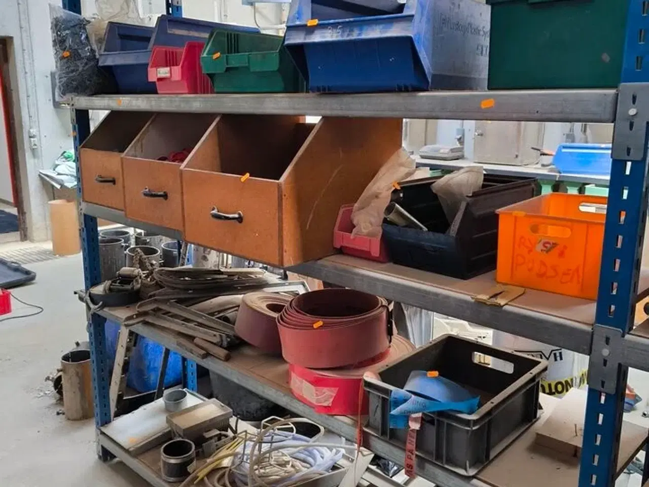 Billede 2 - Indhold på reol (venstre fag)