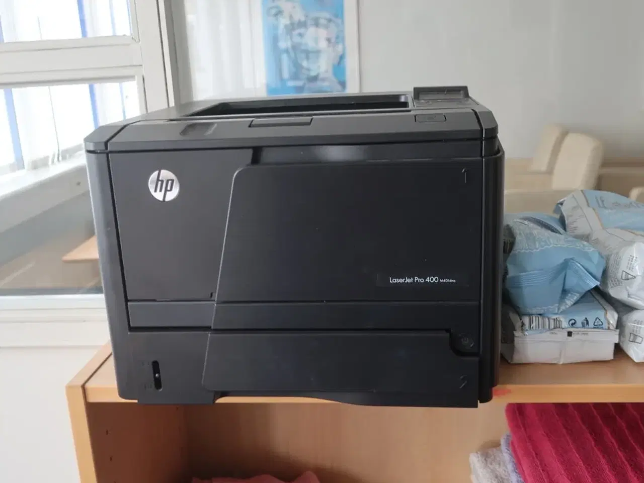 Billede 7 - Stort skrivebord, reoler, printer m.v.
