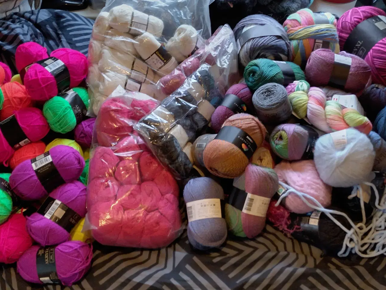 Billede 1 - 7 sække garn + masser af strikkepinde og et par bø