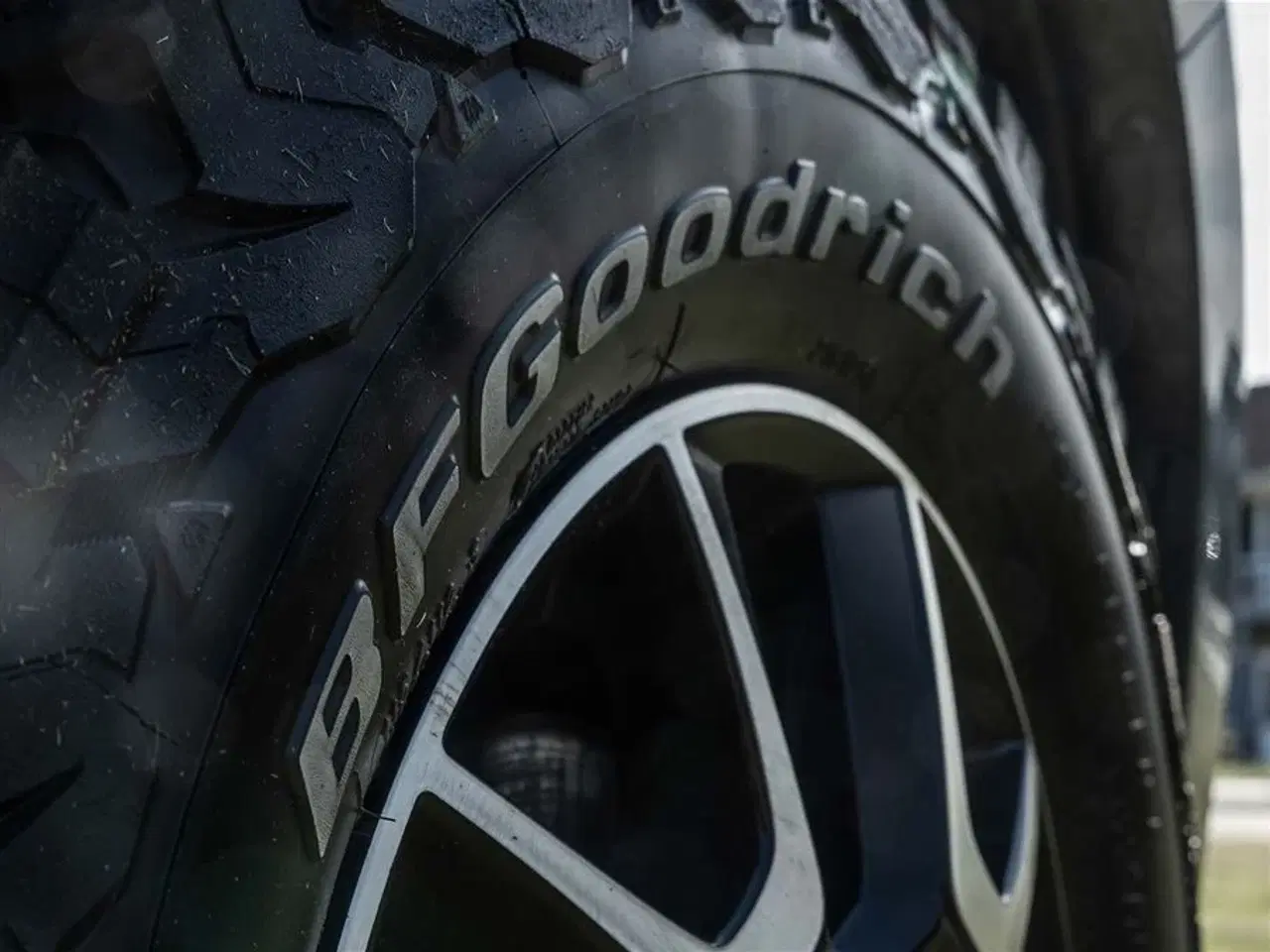 Billede 20 - 2020 - McLouis Menfys Van 04 Prestige Van med langsgående senge og fyldt med udstyr