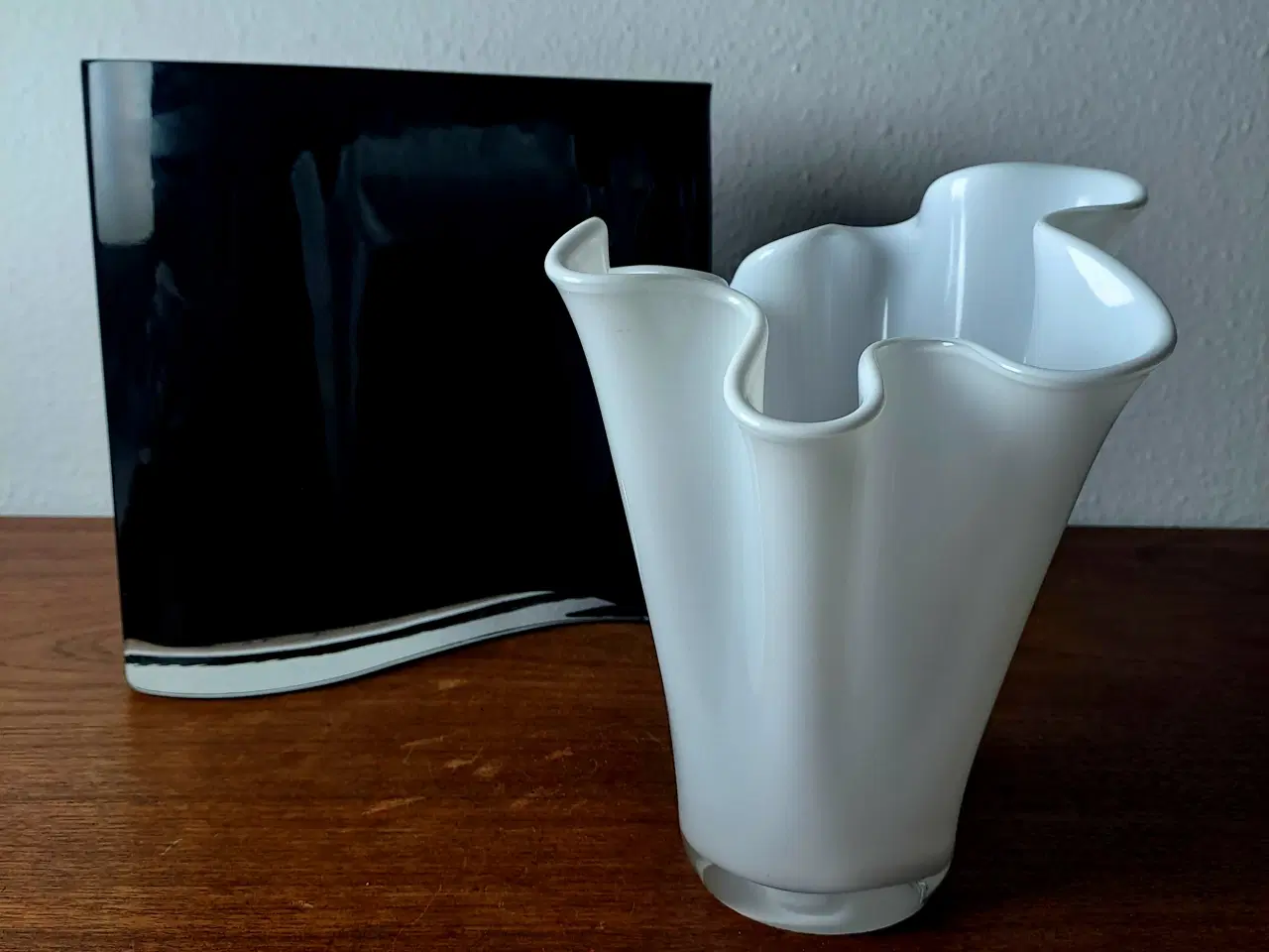 Billede 1 - PEJ glas vase og hvid Tulipan vase. 
