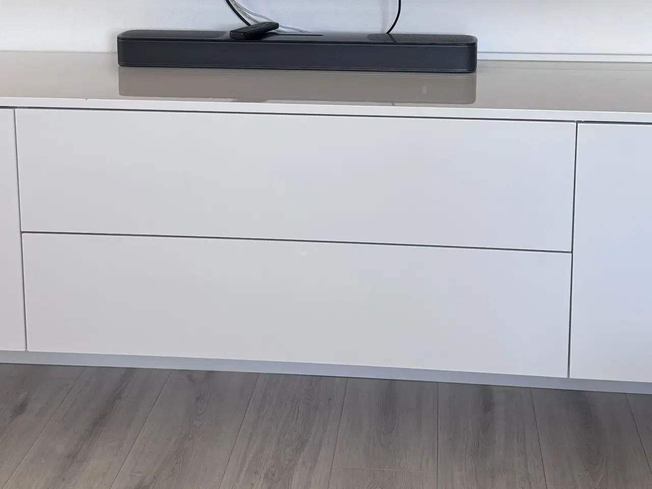 Billede 1 - Højglans hængeskænk – stilren (190 cm)