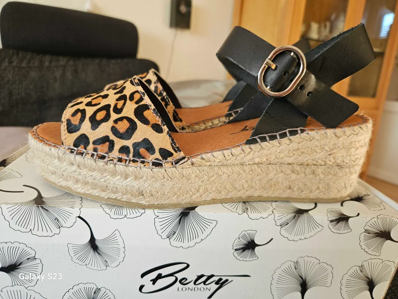 Billede 3 - FLOTTE NYE UBRUGTE SANDALER