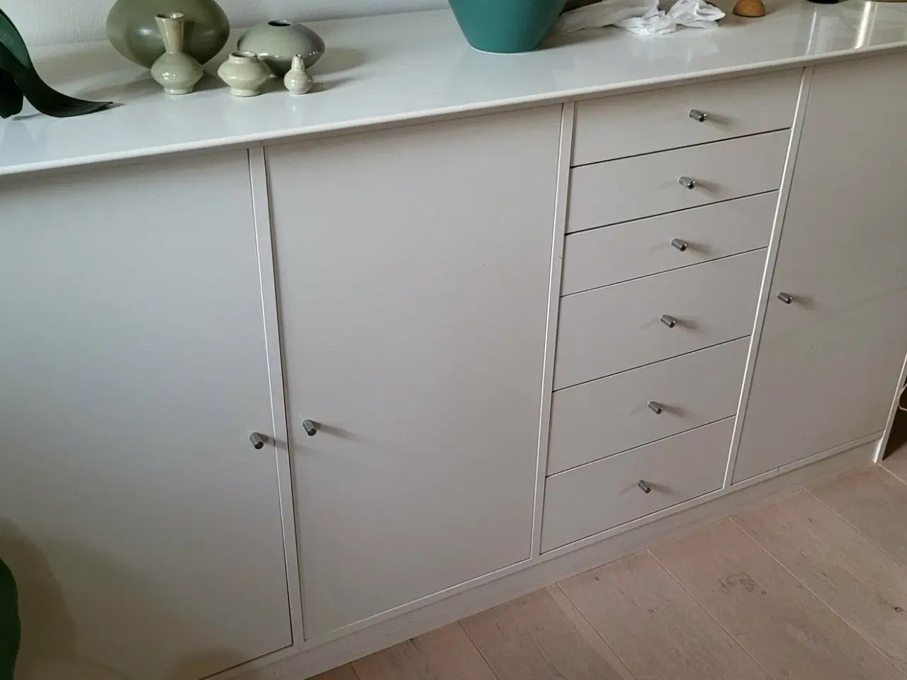 Billede 1 - Hvid skænk i fin stand