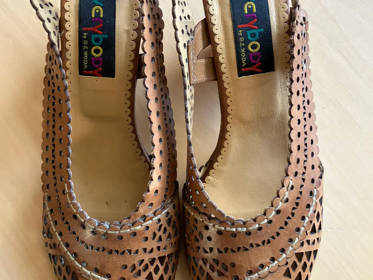 Billede 2 - Everybody skindsandal str. 37, med 5-6 cm hæl 