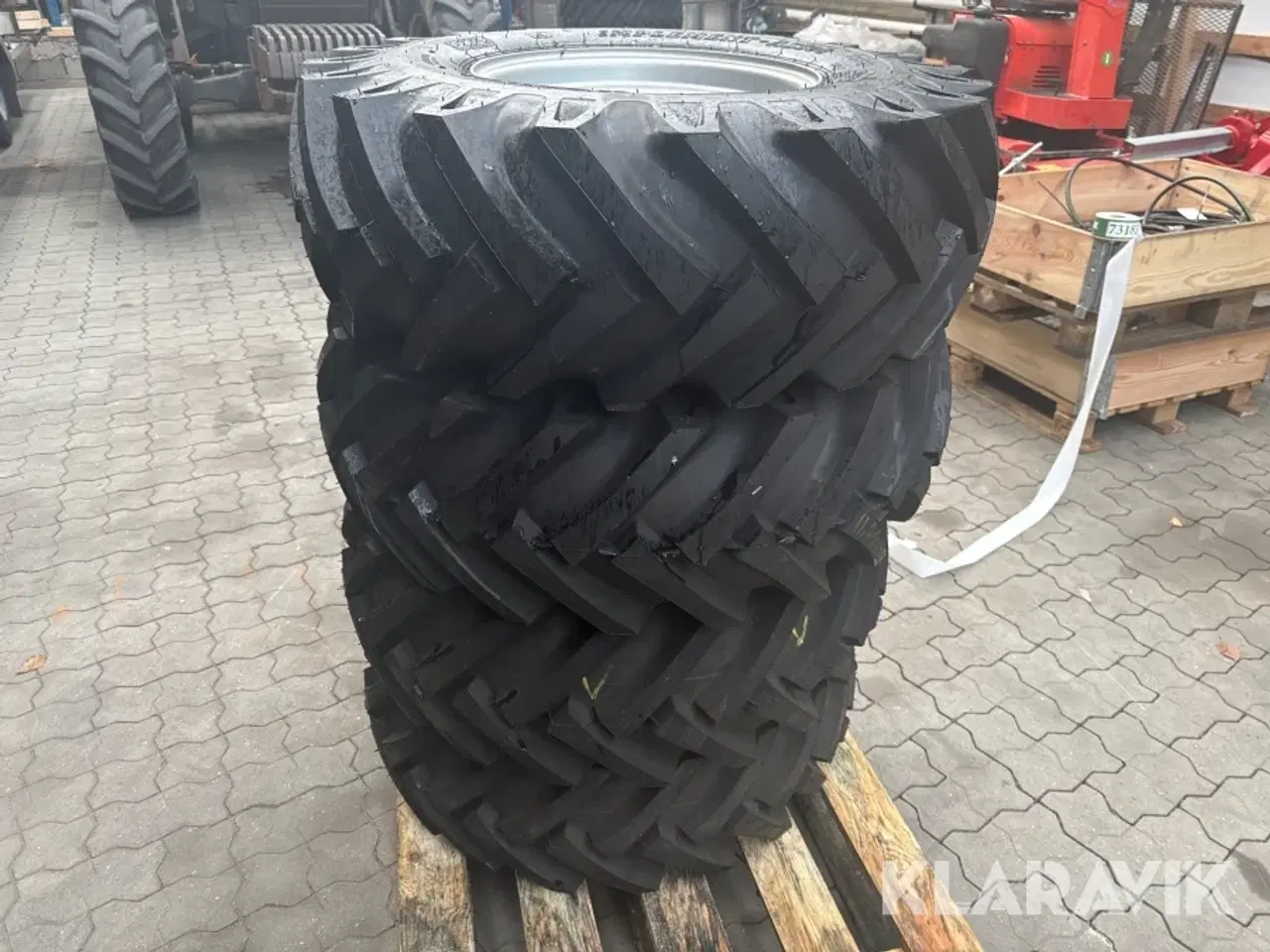 Billede 1 - Dæk BKT Implement-AS504 2 dæk med vand i