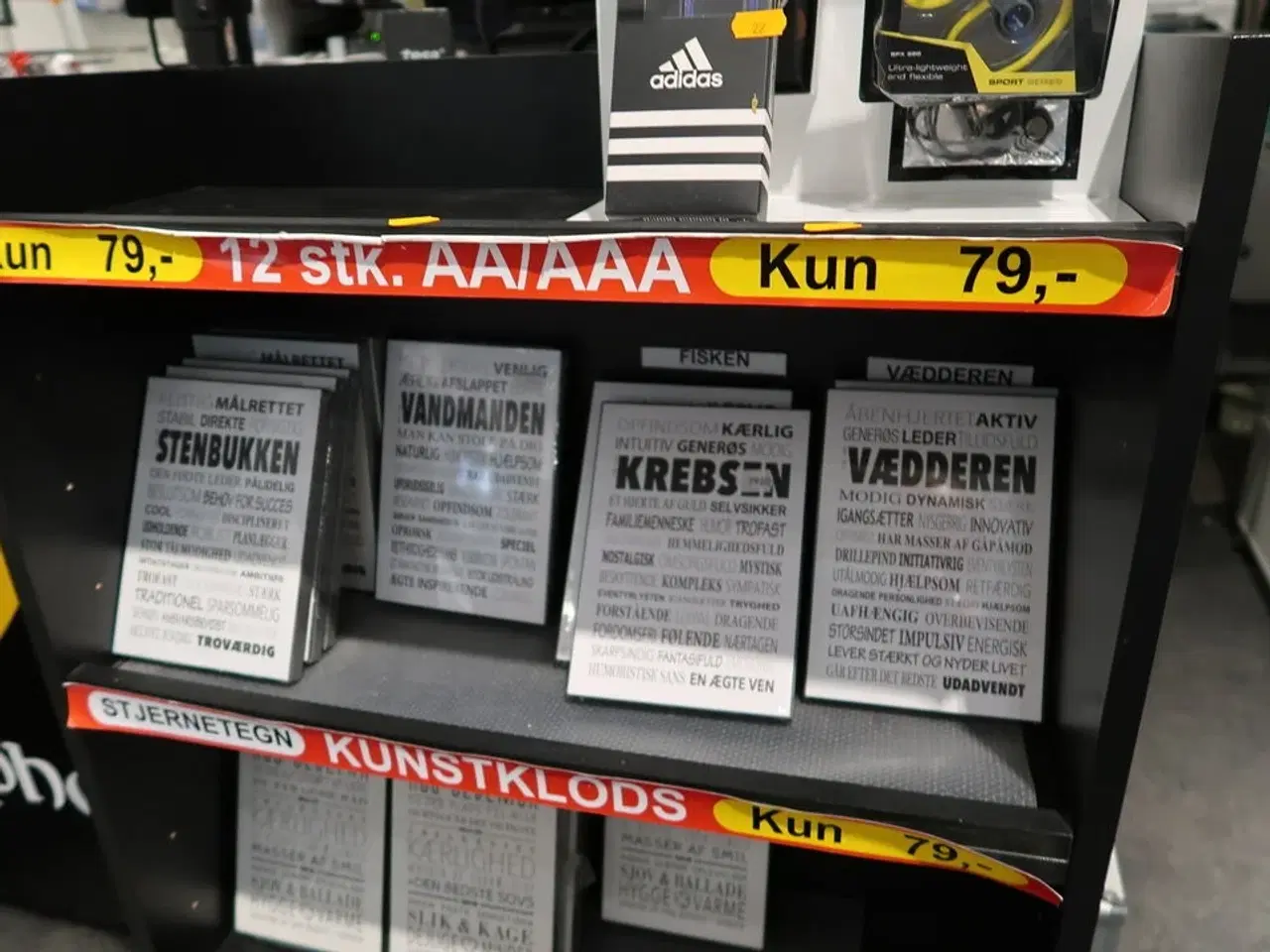 Billede 6 - Reol med div. Headset samt kunstklodser