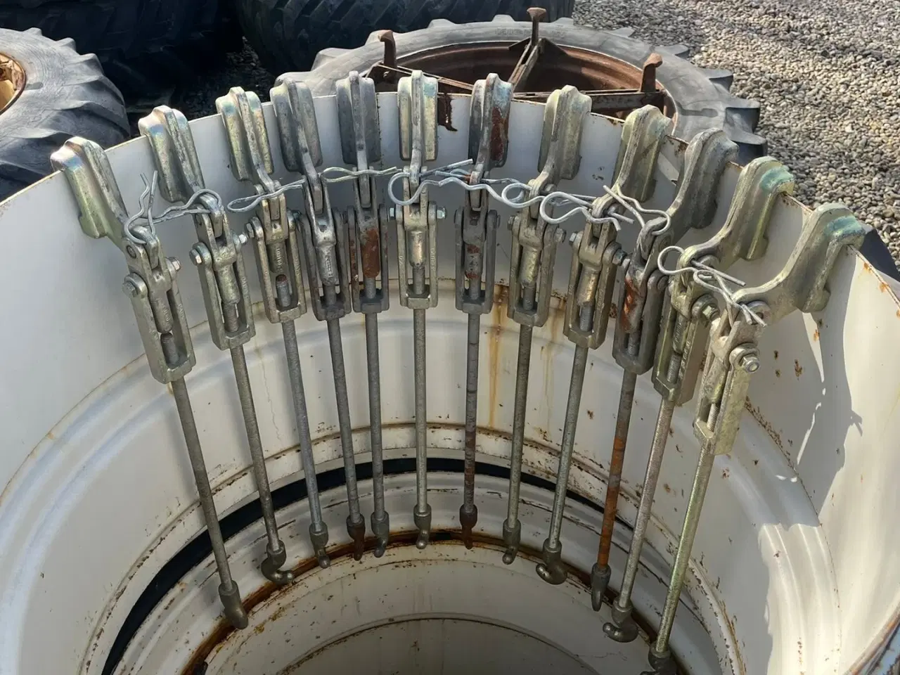 Billede 2 - Michelin 20.8R38 med ring og 12stk låse.80% dæk i Michelin