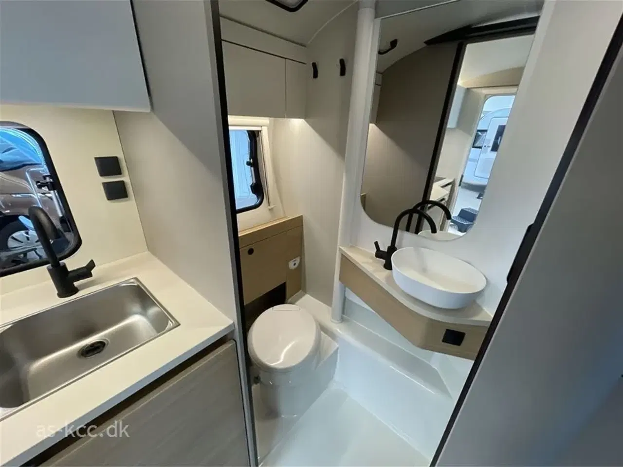 Billede 10 - 2026 - Adria Action 391 LH   Adria Action 391 LH Classic årg. 2026  Generation 2 ny ude og inde. Denne vogn er med soundbar.