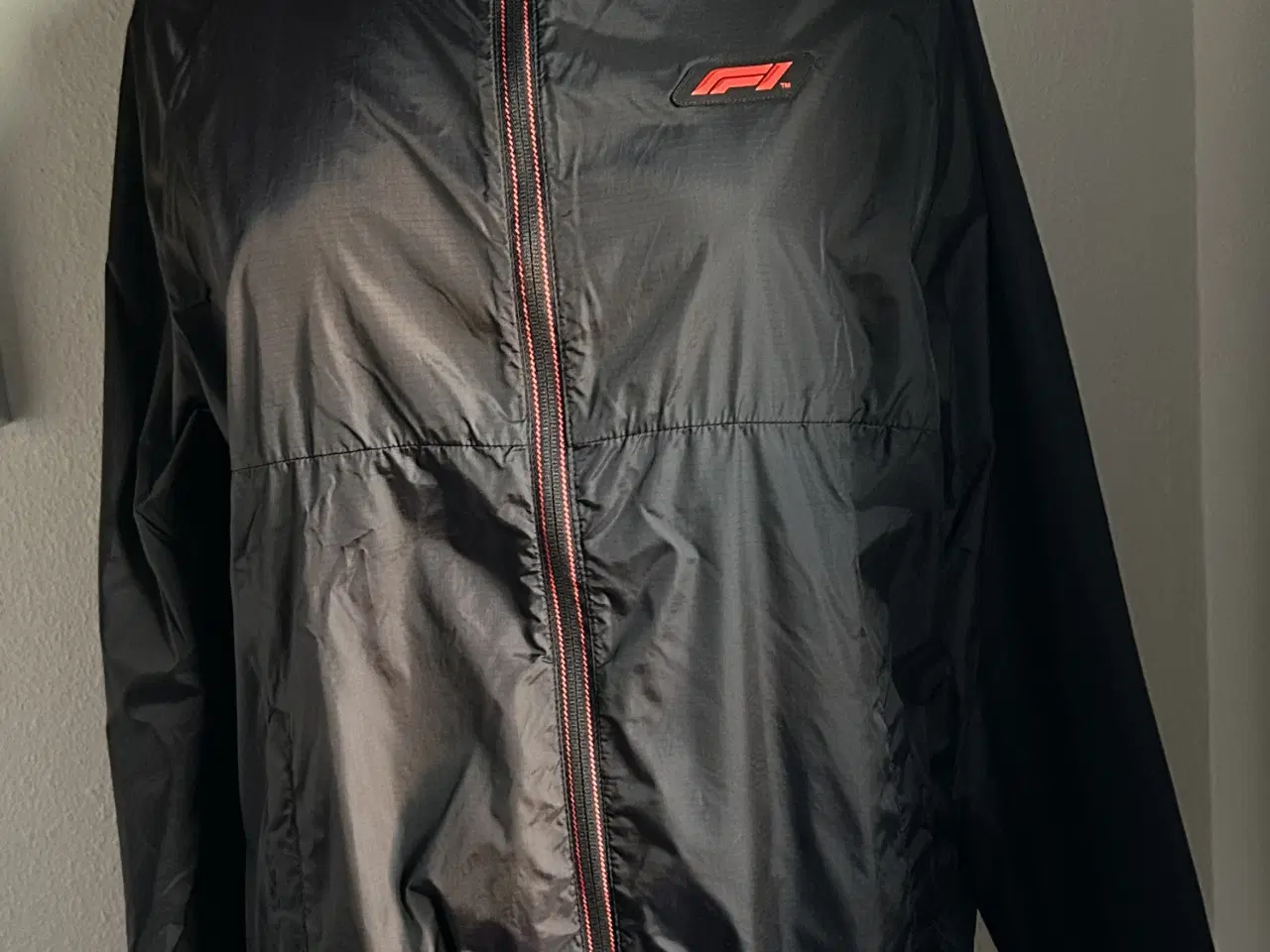 Billede 1 - Formel 1 regnjakke. Str M