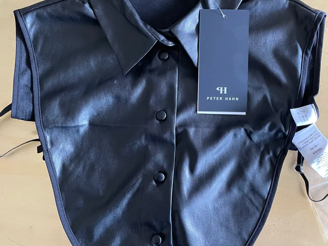 Billede 1 - Snydeskjorte i sort Polyester (LeatherLook)