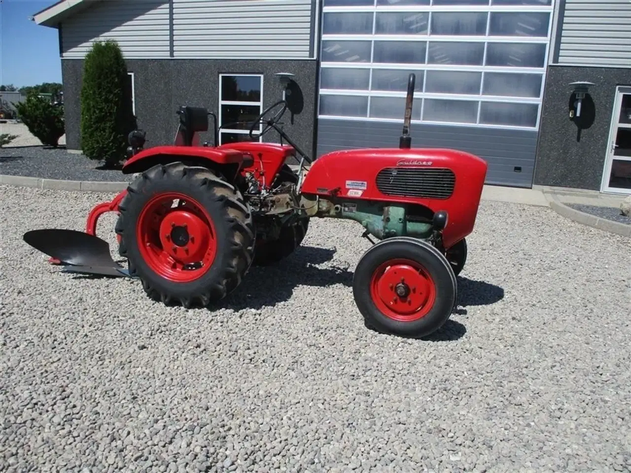 Billede 13 - - - - Komplet sæt med traktor og Plov. Güldner 17 HK traktor og 1furet Langeskov plov. Prisen for sættet komplet.