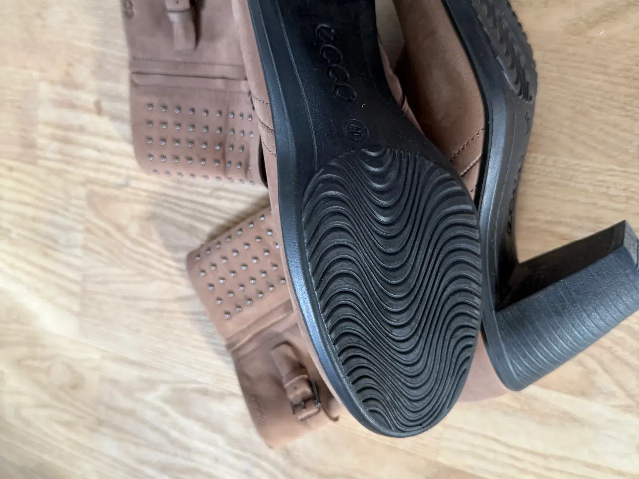 Billede 5 - ECCO STØVLETTER MED NITTER