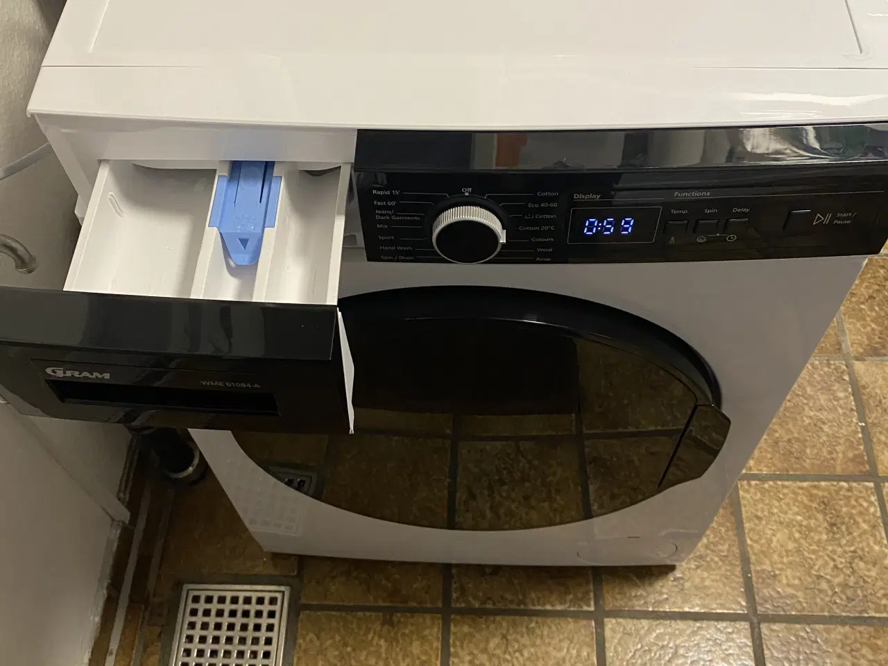 Billede 3 - Tørretumbleren : vaskemaskinen 