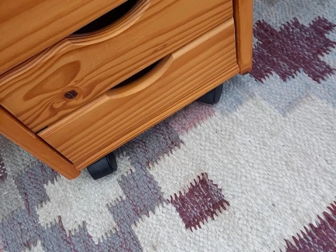 Billede 2 - 2 små kommoder