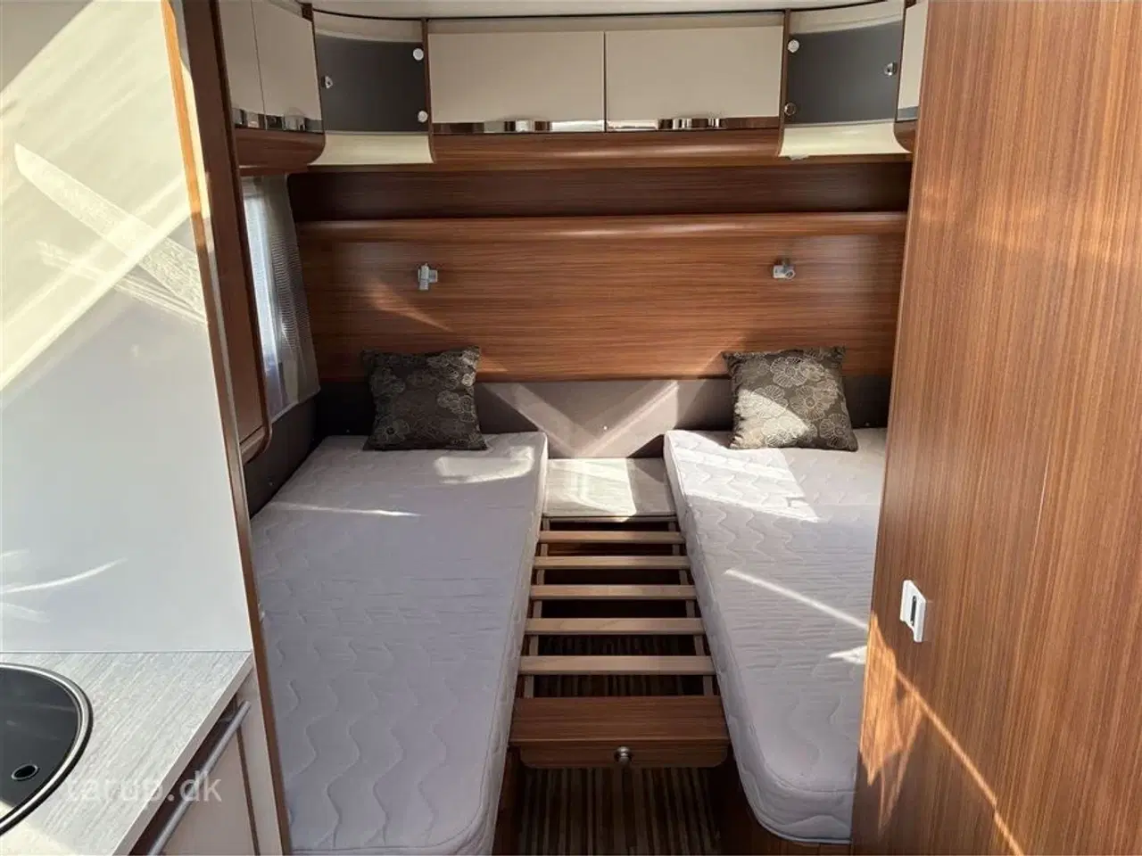 Billede 15 - 2014 - Adria Adora 512 UL   Mover, myggenetsdør, enkeltsenge m/udtræk, rundsidde-gruppe, el-gulv-varme, 90l. køleskab med fryser, stabilisator, glatte glasfibersider