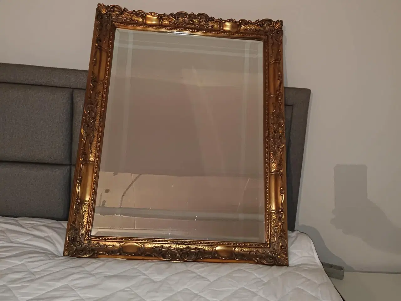 Billede 6 - Klassisk statement‑spejl i ornamenteret guldramme 