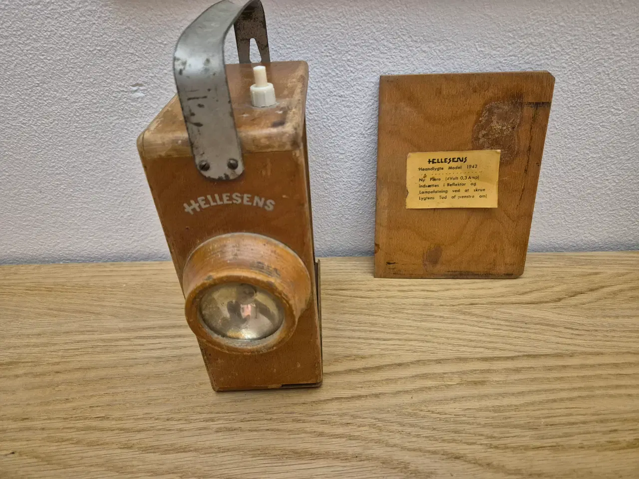 Billede 1 - Hellesens Håndlygte i Træ Model 1942