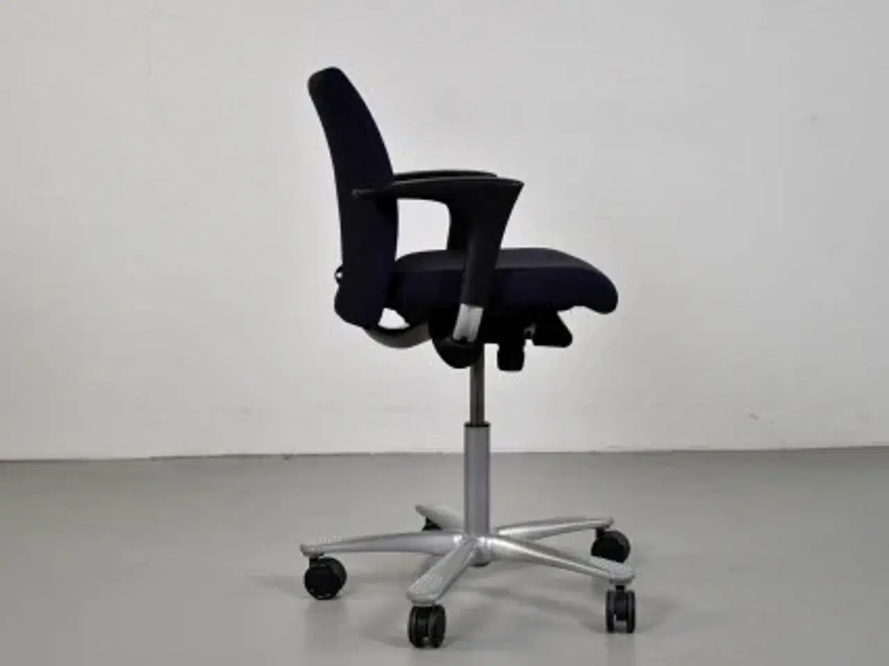 Billede 2 - Häg h04 credo kontorstol med sort/blå polster, armlæn og grå stel