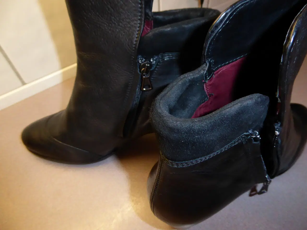 Billede 4 - Flotte sorte læder støvlette ECCO